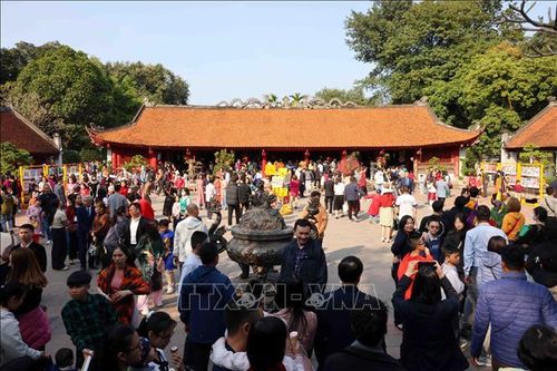 Người dân Hà Nội nô nức du Xuân mùng 2 Tết