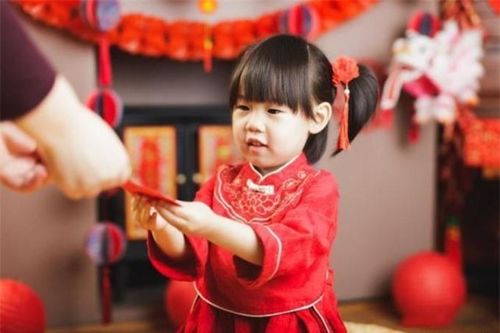 Bà ngoại lì xì cháu 10 triệu, trong khi bà nội chỉ cho 1 triệu: Ông bố đang muối mặt, nghe vợ giải thích liền vỡ lẽ