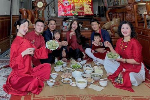 Quang Hải và Chu Thanh Huyền diện áo dài đỏ rực rỡ khai xuân