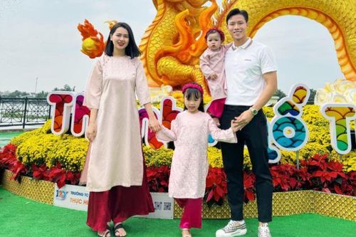Đội trưởng đội tuyển Việt Nam cùng vợ con năm đầu tiên ăn tết xa quê
