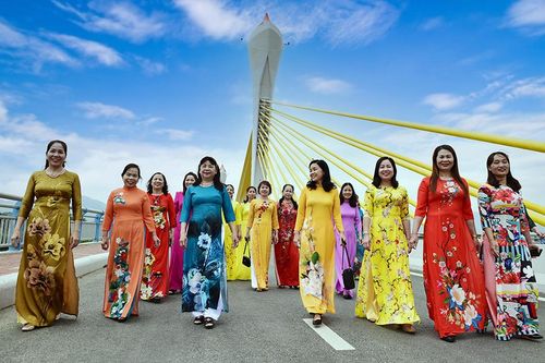Người Việt chi hơn 40 tỉ đồng để sắm áo dài Tết trên các sàn thương mại điện tử