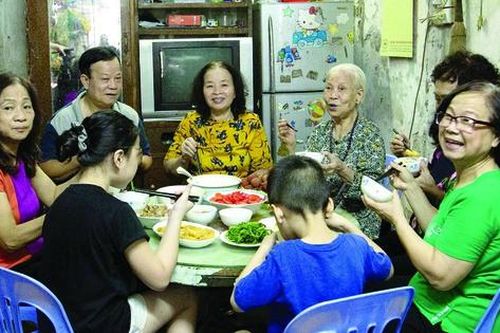 Hà Nội: Gia đình tứ đại đồng đường phải xếp hàng chúc Tết, ăn cỗ như ăn buffet