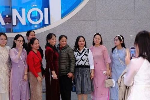 Người dân Hà Nội xúng xính váy hoa đi du xuân bằng tàu điện, thích thú ngắm nhìn thành phố từ trên cao