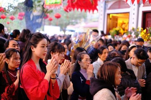 'Biển người' chen chân đi lễ Phủ Tây Hồ, nhiều hàng bánh tôm kiếm bộn tiền trong ngày Tết
