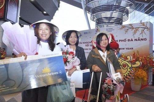 Nhộn nhịp đón khách ngoại 'xông đất', khách nội rộn ràng du xuân khắp cả nước