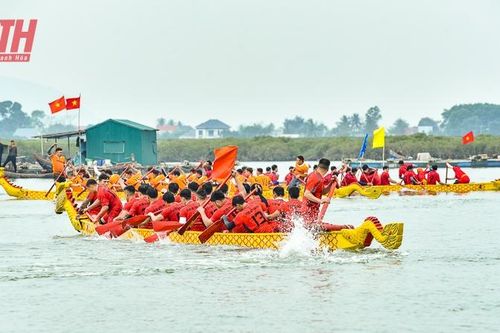 Sôi nổi Lễ hội đua thuyền truyền thống trên sông Yên