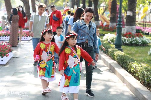 Đường hoa Nguyễn Văn Trị 'hút' khách đến tham quan, check-in dịp Tết