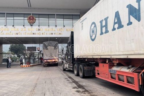 801 tấn hàng xuất - nhập khẩu qua Cửa khẩu Kim Thành trong ngày đầu tiên của năm Giáp Thìn