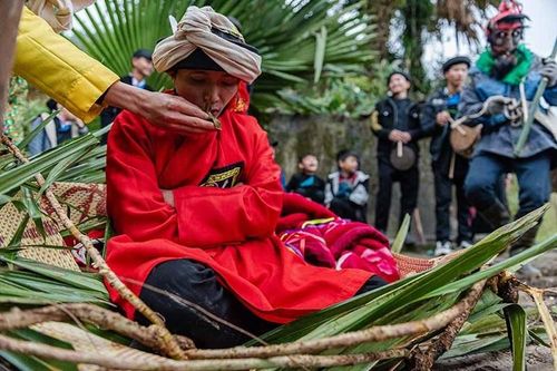 Huyền bí nghi lễ 'sinh ra lần thứ hai' của người Dao áo dài ở Hà Giang