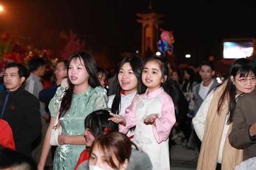 Dệt bài ca 'Xuân an bình, thịnh vượng'