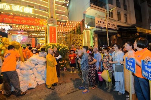 Chùa Giác Ngộ (Q.10) trao 1.000 phần quà Tết đến người dân có hoàn cảnh khó khăn trong năm mới