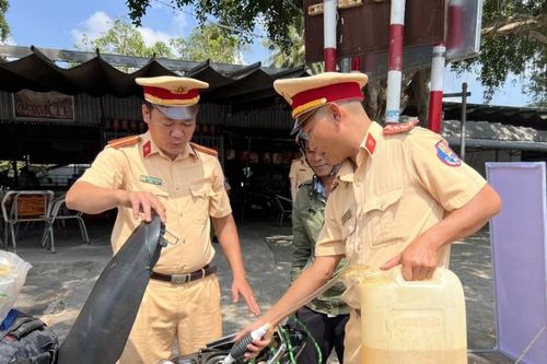 CSGT Công an Sóc Trăng phát hiện nhiều trường hợp sử dụng giấy phép lái xe giả