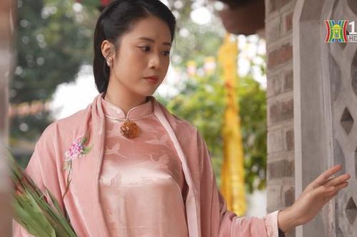 Áo dài xuống phố du xuân