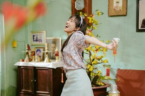 'Gặp lại chị bầu' - Mảng màu lạ của bức tranh phim Tết