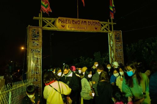 Những phiên chợ cầu may độc đáo dịp đầu năm