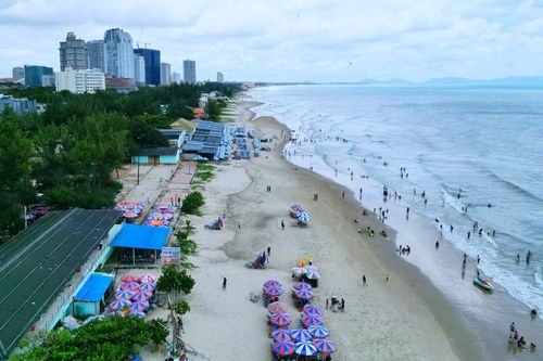 Biển động vào mùng 2, du khách vẫn nô nức đi tắm biển Vũng Tàu