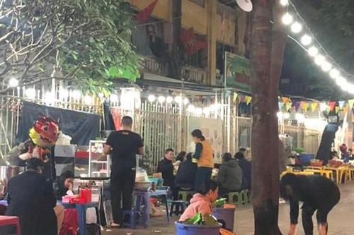 Quán ăn vỉa hè bán xuyên Tết: Tạm bợ vẫn… hút khách