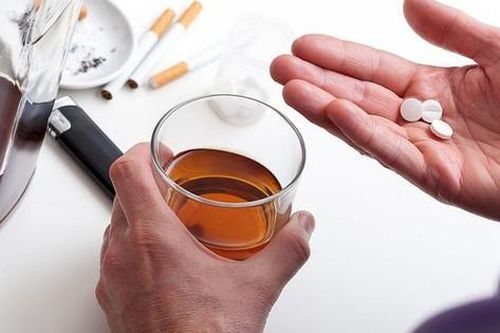 Đang phải uống thuốc mà uống rượu có ảnh hưởng gì không?