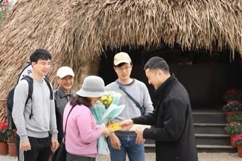 Tối mùng 2 Tết: Khách quốc tế 'xông đất' du lịch Ninh Bình, dự kiến đón 7,5 triệu lượt khách