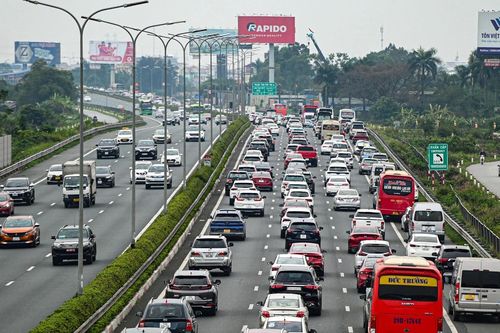 Người dân Hà Nội, TP.HCM đổ xô đi du xuân, các tuyến cửa ngõ ùn ứ kéo dài