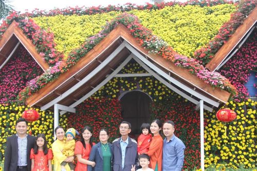 Rực rỡ sắc hoa, người dân nô nức du xuân