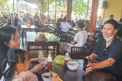 Hàng ngàn du khách đến ngôi chùa ở Bạc Liêu thưởng thức một món ăn đặc sản