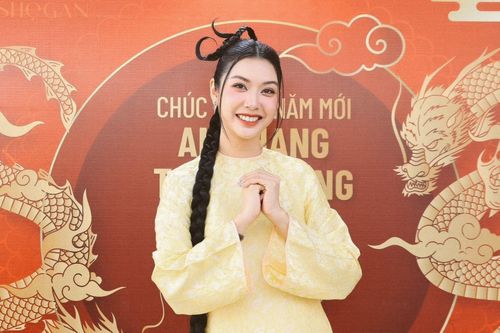 Á hậu Thúy Vân: 'Tặng sách quan trọng ở cái tâm'