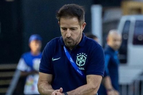 Brazil mất vé Olympic, CĐV ném trứng vào xe HLV