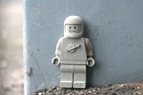 Hình nhân mini bí ẩn xuất hiện khắp thành phố Aberdeen trước Valentine