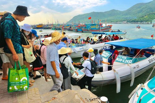 Nha Trang biển động, hàng nghìn du khách xếp hàng chờ kín bến tàu