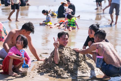 Biển Vũng Tàu sôi động mùng 3 Tết