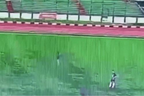 Cầu thủ bị sét đánh chết tại Indonesia