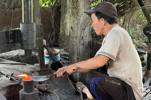 Về làng rèn từng vang danh một thuở