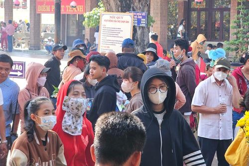 Chùa Bà Châu Đốc ken kín người đi lễ đầu năm