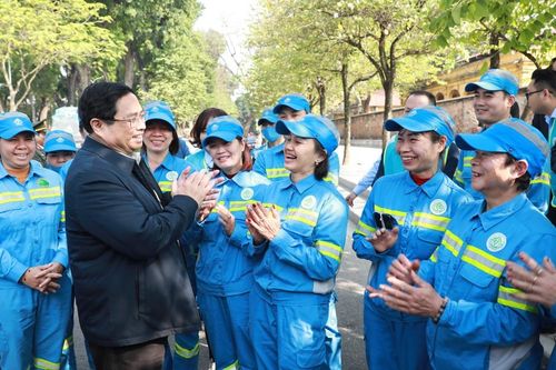 Thủ tướng Phạm Minh Chính thăm công nhân các đơn vị trực Tết tại Hà Nội