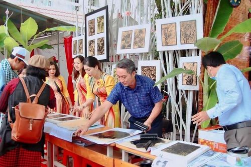 Đồng Tháp: Du khách thích thú in tranh khắc gỗ
