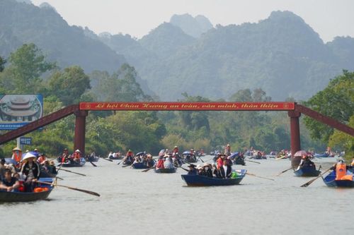 50.000 người đến Lễ hội chùa Hương trong 3 ngày Tết Giáp Thìn