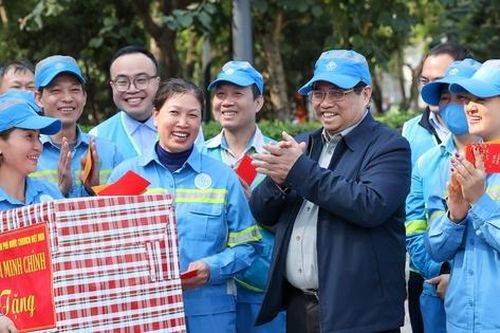 Thủ tướng thăm, tặng quà người lao động làm việc xuyên Tết