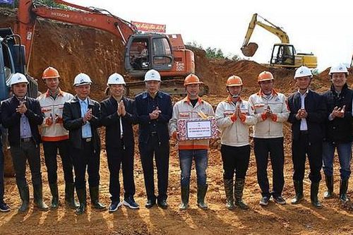 Động viên các đơn vị thi công xuyên Tết dự án đường dây 500kV mạch 3