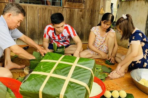 Gói bánh chưng nghe bố kể chuyện ngày xưa