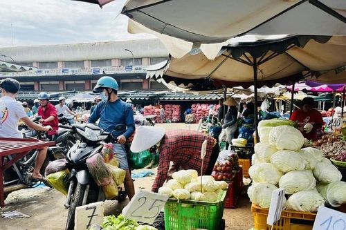 Sau rằm tháng Giêng, hàng hóa về chợ đầu mối dồi dào trở lại