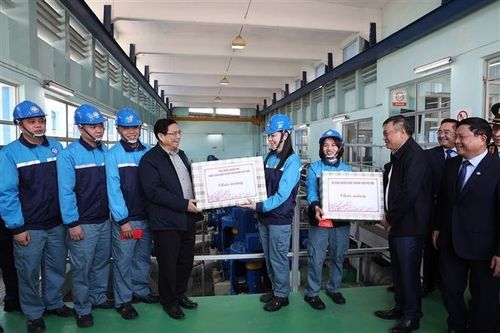 Thủ tướng Phạm Minh Chính thăm người lao động trực Tết tại Hà Nội