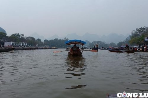 Hơn 2 vạn lượt khách tham quan, đi lễ chùa Hương