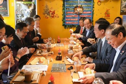 'Cầu nối thầm lặng' trên bàn tiệc ngoại giao