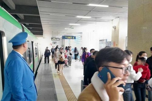 Đông đảo người dân lựa chọn tàu điện Cát Linh - Hà Đông du Xuân