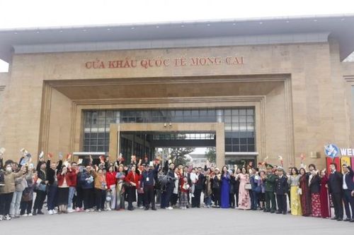 Móng Cái (Quảng Ninh) đón đoàn khách quốc tế đầu tiên năm Giáp Thìn 2024