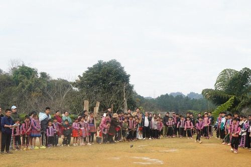 Sắc xuân trên bản Mông Hua Tạt