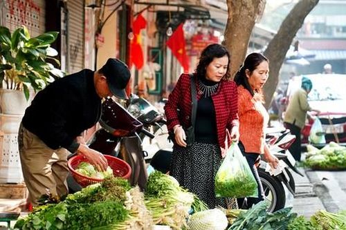 Rau xanh hút khách ở chợ 'nhà giàu' ngày mùng 3 Tết