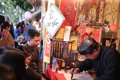 'Mùng 3 Tết thầy', nườm nượp người kéo đến xin chữ đầu năm ở Văn Miếu