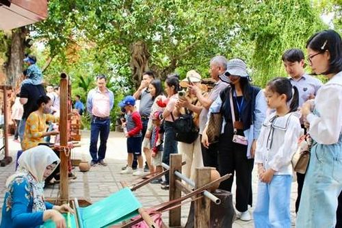 Hàng trăm nghìn du khách về phố biển Nha Trang du Xuân